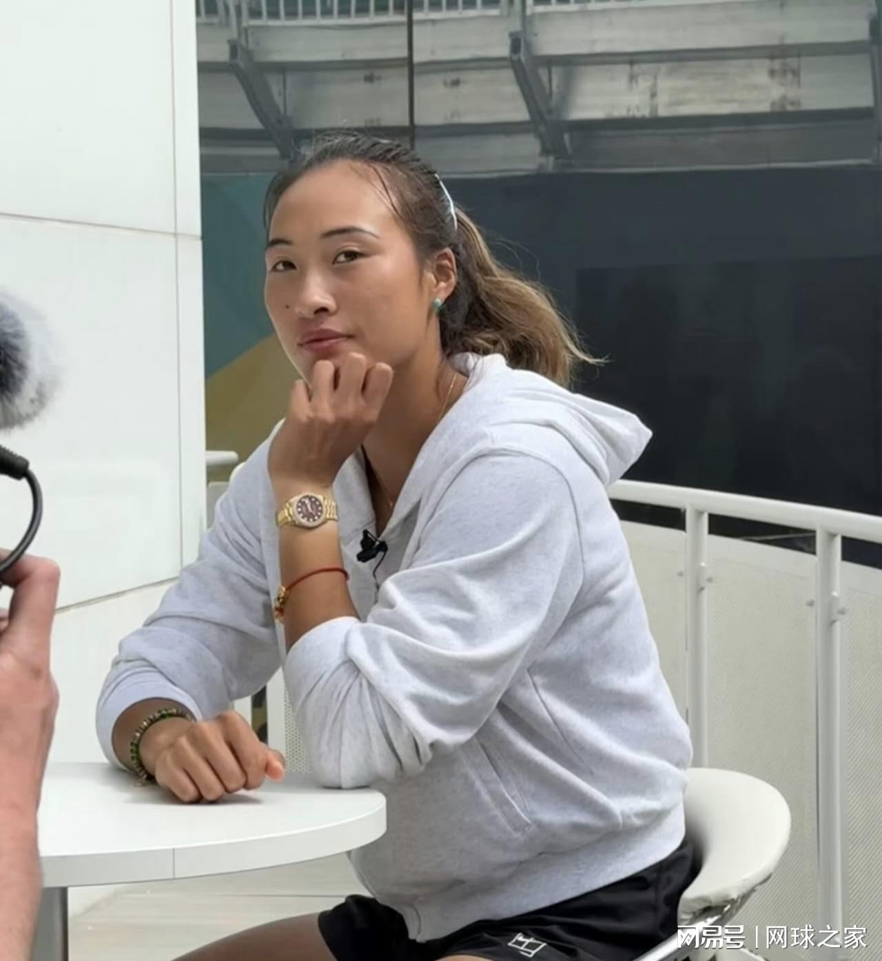 锐评郑钦文赛前采访：积累与等待是对很多问题的一种逃避？