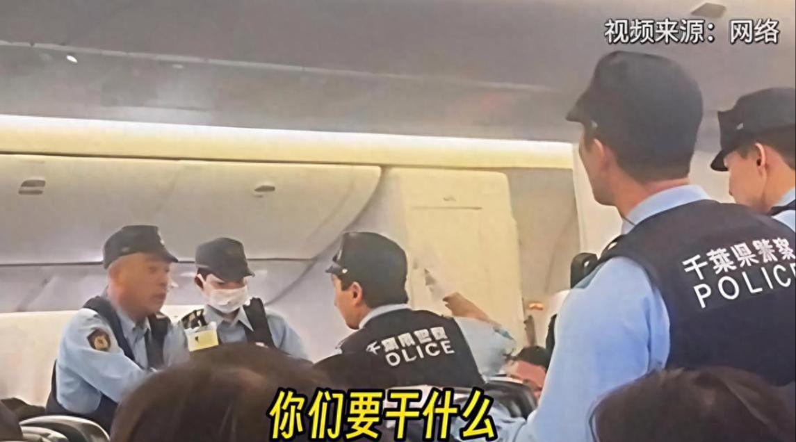女子大闹美联航后续：目击者曝恶心事，火遍外网社死，被日警带走
