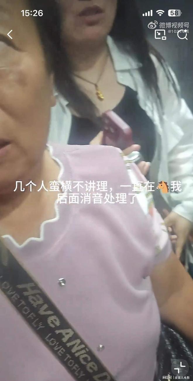 林俊杰带女友看F1，小姑娘紧张得不行，但一身行头可不简单