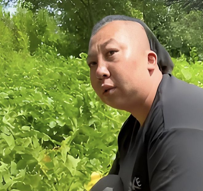 周启豪击败奥恰洛夫,遭遇争议判罚,刘志强尽显霸气:让他一分