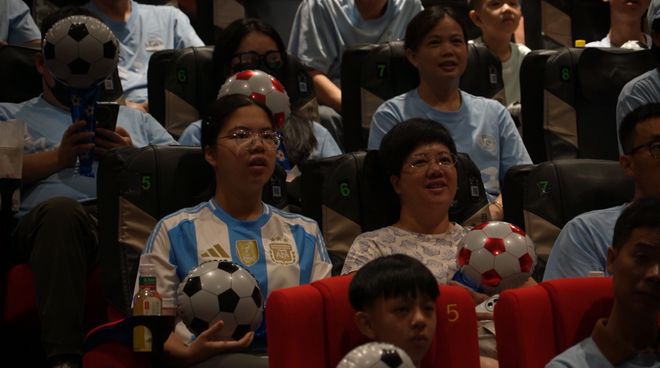 美国母子经历平行时空?一只2008年北京奥运杯,11年后竟离奇复裂,网友晒出相似经历...
