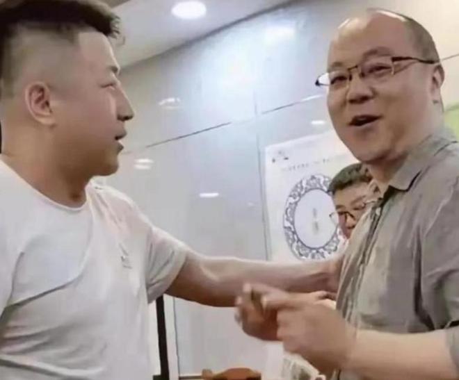 一个人能无耻到什么地步？网友：还是自己不硬气，小时候不够疯，大了不够强