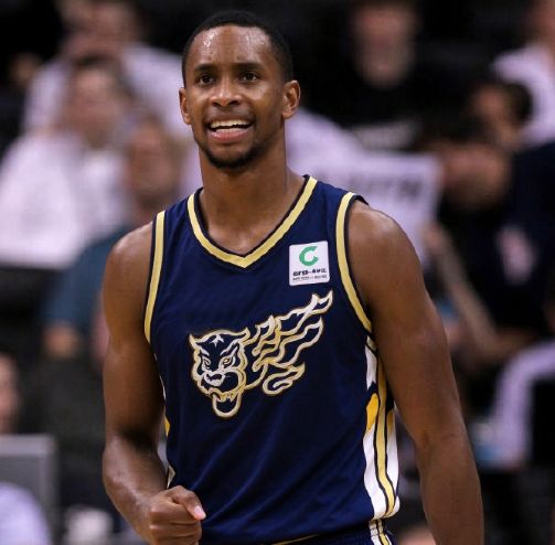 NBA总决G5邀米奇·盖顿赛前唱国歌