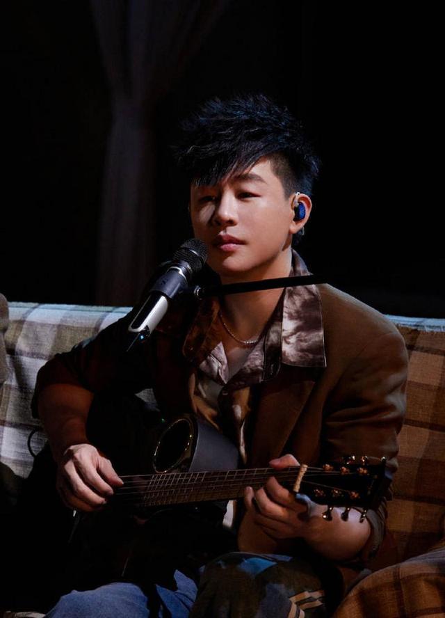 她是足球报主任,和董路水火不容对骂5年,如今仍在足球媒体一线