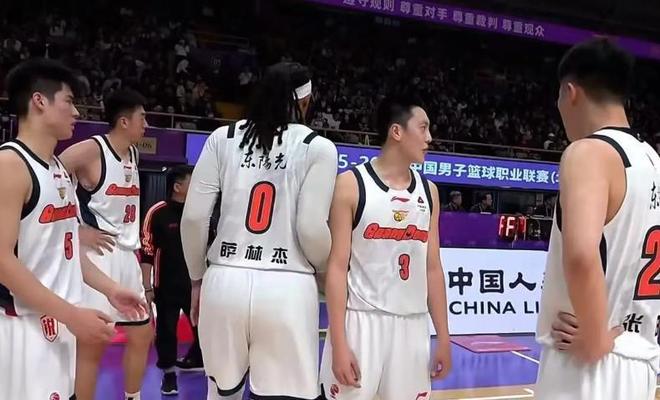 记者:巴萨有意曼城后卫维托尔