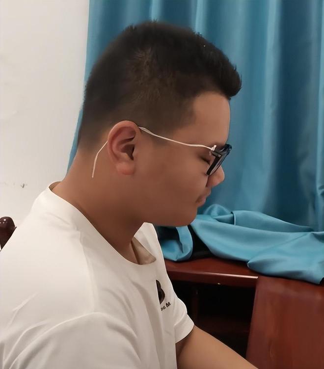 汪小菲抱5个月儿子外出散步,正脸被曝光,软软萌萌,胖乎乎的