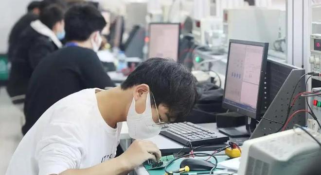 退休前换了小房子,住几年才醒悟:大房子才适合养老